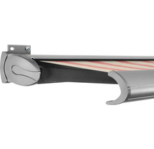 Vue détaillée d''un store banne avec un tissu rayé