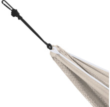 Vue détaillée d''un hamac avec mousqueton et cordon de fixation