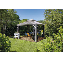 Gartenpavillon mit Vorhängen und Sitzgruppe im Grünen.