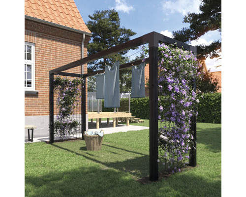 Holzterrasse mit Rankgitter und Wäscheleine im Garten