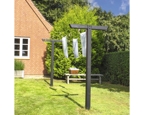 Wäscheständer aus Holz im Garten mit aufgehängter Wäsche