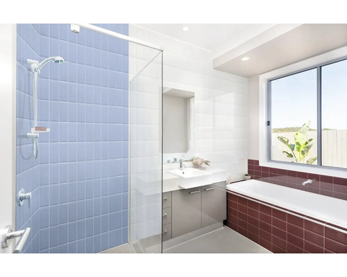 Salle de bain lumineuse avec douche, lavabo et baignoire