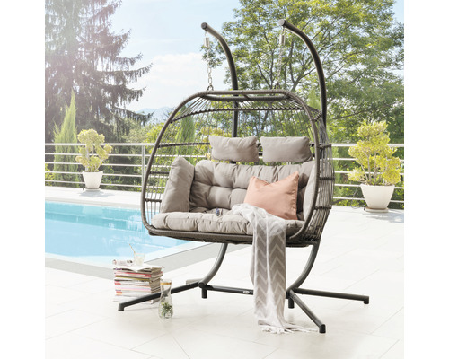 Chaise-hamac Destiny 128 x 78 x 198 cm aluminium poly rotin acier ,gris marron Fauteuil suspendu avec cadre, coussins et couverture sur une terrasse près d''une piscine