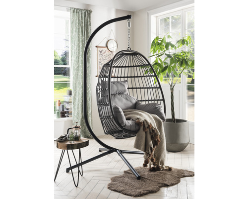 Hängesessel mit Gestell, Kissen und Decke in einem hellen Wohnzimmer