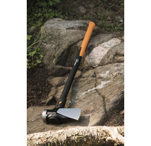 Fiskars Spalthammer auf einem Stein