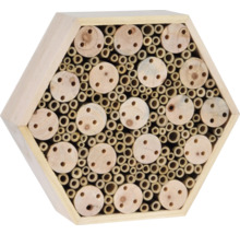 Insektenhotel aus Holz in sechseckiger Form mit Röhren