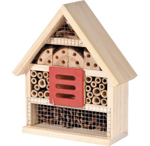Insektenhotel aus Holz mit verschiedenen Füllmaterialien