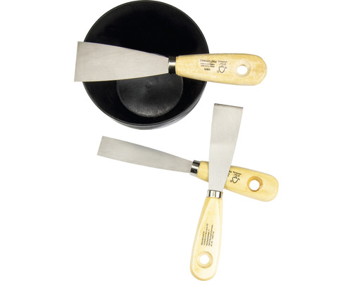 Drei Spachtel und eine Schale.