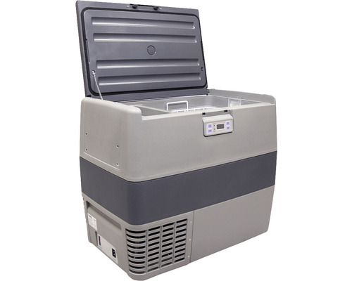 Tragbare Kühlbox mit geöffnetem Deckel