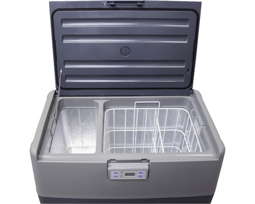 Geöffnete tragbare Kühlbox mit Fächern und digitaler Anzeige