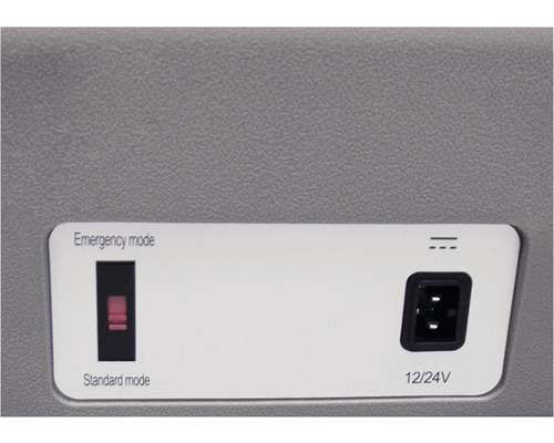 Detailansicht der Bedienelemente einer Kühlbox mit Schalter für Notfall- und Standardmodus sowie 12/24 Volt Anschluss