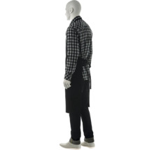 Eine Schürze aus Textil am Torso einer Schaufensterpuppe