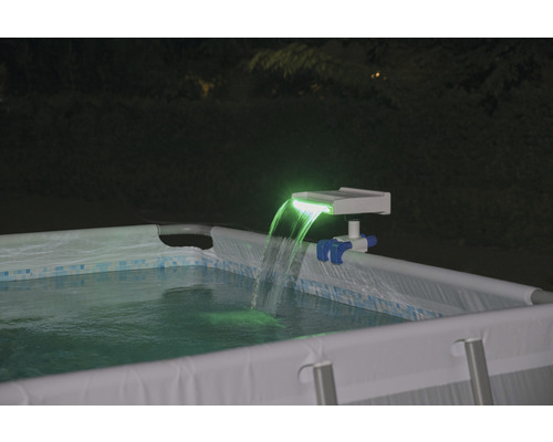 Cascade de piscine à énergie solaire avec éclairage LED fixé à une piscine