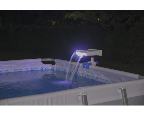 Piscine avec cascade solaire