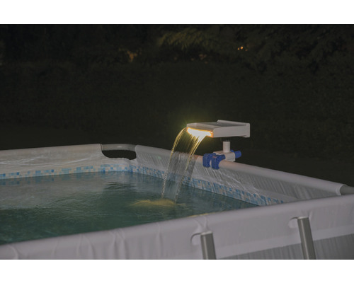 Piscine avec cascade solaire