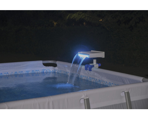 Piscine avec cascade solaire pour piscines