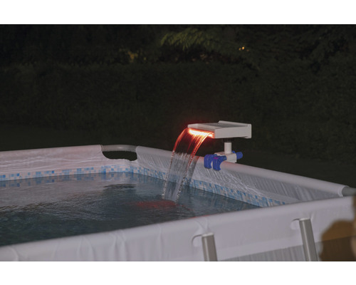 Cascade d''eau solaire éclairée pour piscine sur la piscine