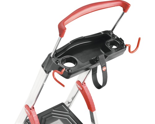 Detailansicht einer Trittstufe mit Ablageschale und Werkzeughalterung.