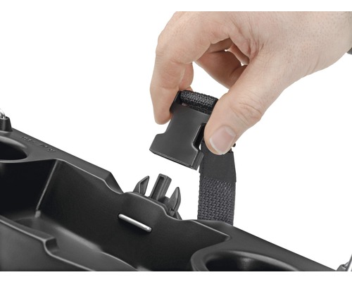 Detailaufnahme eines schwarzen Gurtschlosses an einem Bollerwagen.