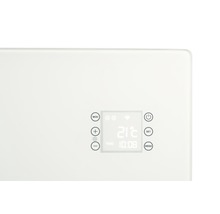 Nahaufnahme eines Heizkörperthermostats mit digitaler Anzeige von Temperatur und Uhrzeit
