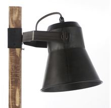 Gros plan d''un lampadaire avec pied en bois et douille en métal