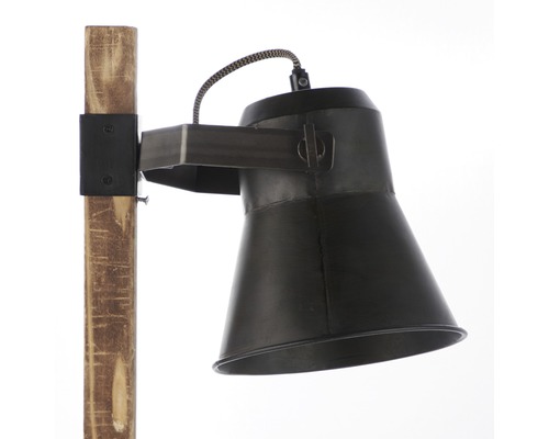 Gros plan d''un lampadaire avec pied en bois et douille en métal