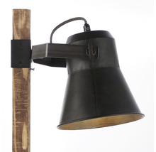 Gros plan d''un lampadaire avec abat-jour en métal et pied en bois