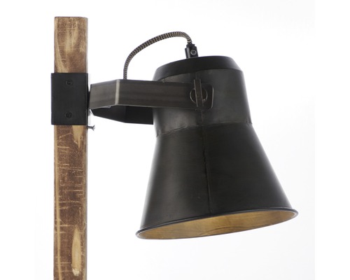 Gros plan d''un lampadaire avec abat-jour en métal et pied en bois