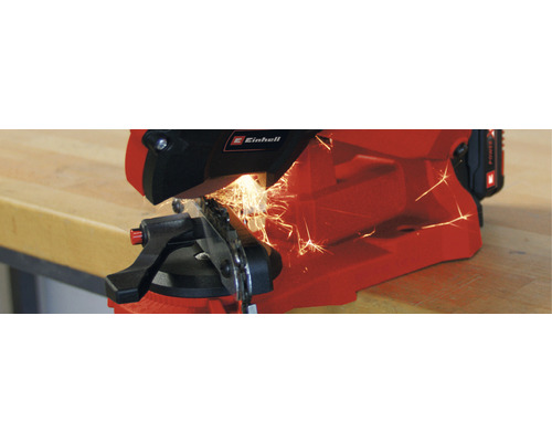 Affûteuse de tronçonneuse Einhell en train d''affûter une chaîne