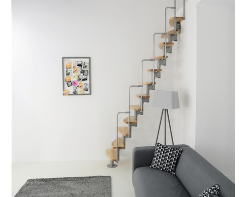 Vue d''une pièce avec escalier en colimaçon, canapé et lampe