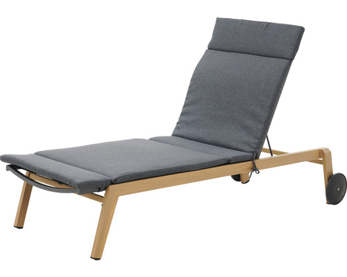 Gepolsterte Gartenliege mit Rädern.