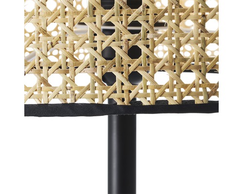 Detailansicht eines Lampenschirms aus Rattan mit schwarzem Rand und Lampenfuß
