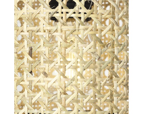 Detailansicht einer Deckenleuchte mit einem Lampenschirm aus geflochtenem Rattan
