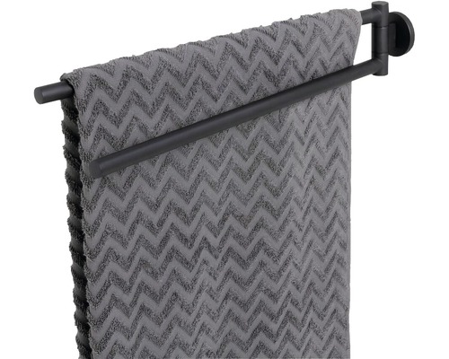 Handtuchhalter aus Metall mit einem Handtuch