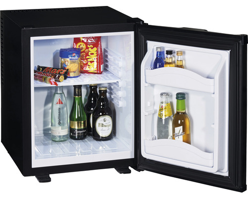 Mini-réfrigérateur avec porte ouverte et diverses boissons et collations