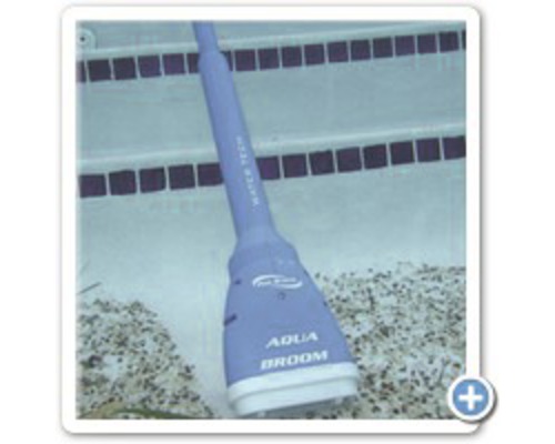 Nettoyeur de piscine sans fil dans l''eau