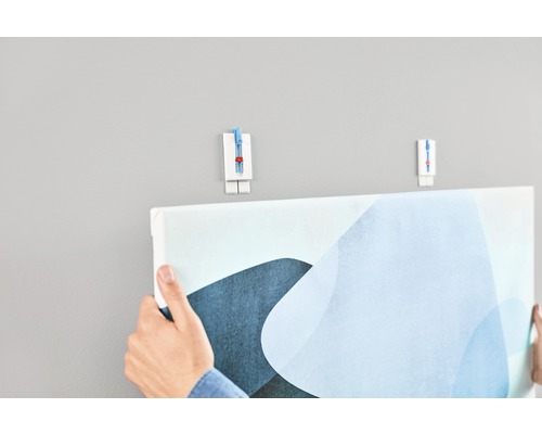 Accrocher un tableau au mur avec un crochet pour tableau