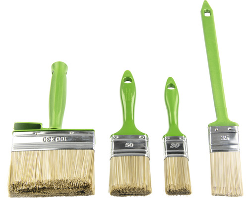 Verschiedene Malerbürsten mit Kunststoffgriffen