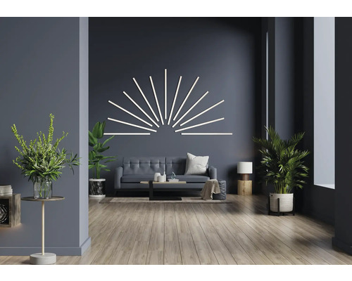 Salon avec canapé, table basse, plantes d''intérieur et applique murale en forme de rayures