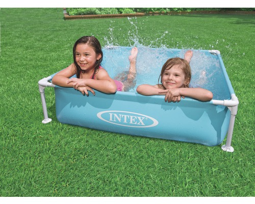 Zwei Kinder spielen im Intex Planschbecken im Garten.