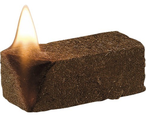 Ein einzelner, brennender Grillanzünder aus Naturfaser.