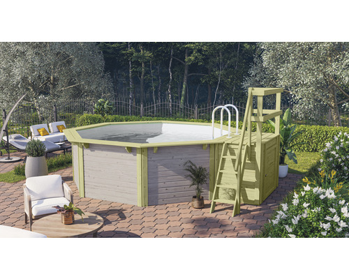 Piscine octogonale en bois avec échelle et coin salon dans le jardin