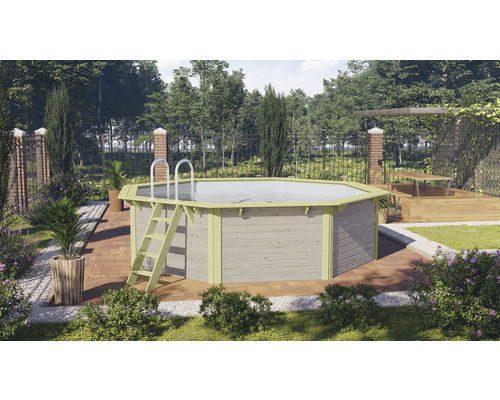 Piscine octogonale en bois avec échelle dans le jardin