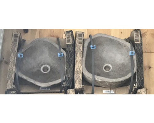 Deux vasques à poser en pierre dans leur emballage