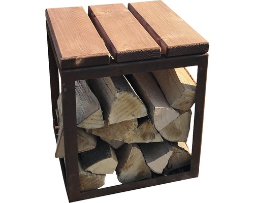 Brennholzregal aus Holz und Metall mit Holzscheiten