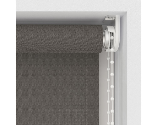 Graues Rollo mit Kettenzug am Fenster