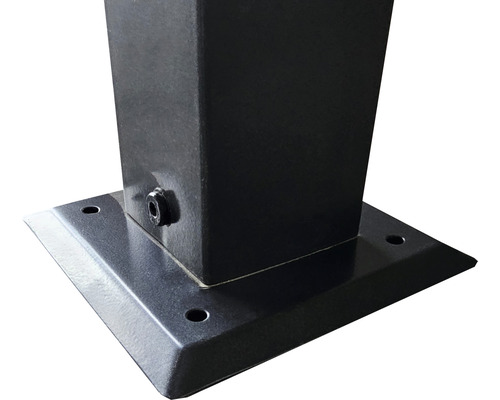 Vue détaillée d''un poteau métallique avec une plaque de base pour la fixation