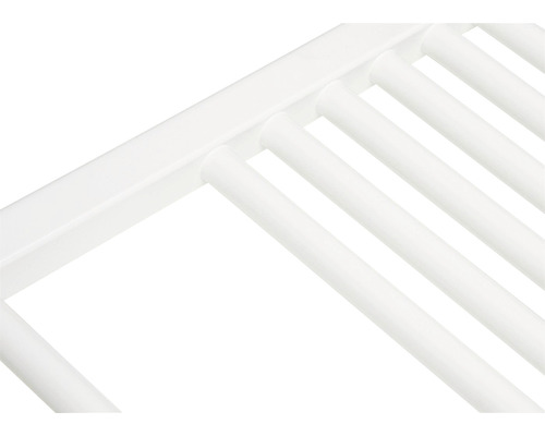 Gros plan d''un radiateur blanc avec échelons