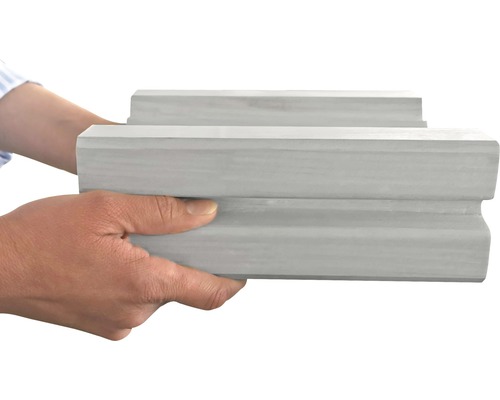 Personne tenant deux plinthes