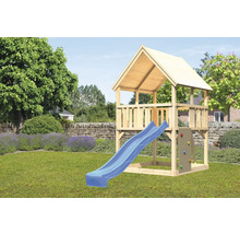Tour de jeux en bois avec toboggan et mur d''escalade dans le jardin.